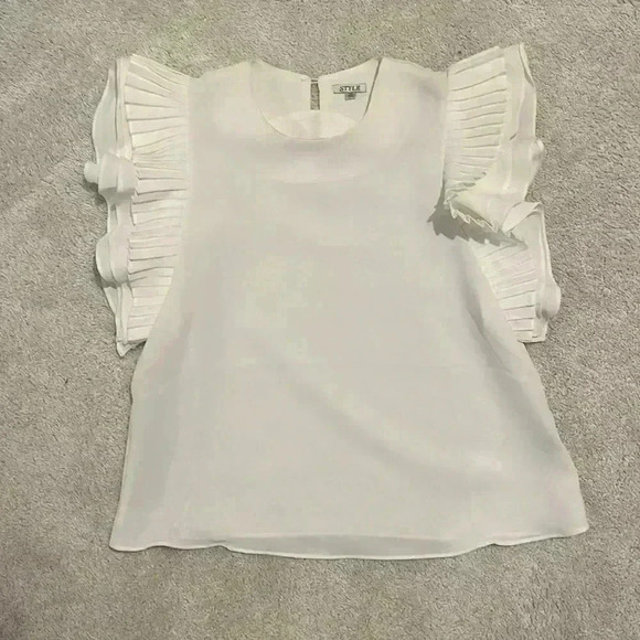 White blouse with ruffle sleeve - Picture 1 of 2